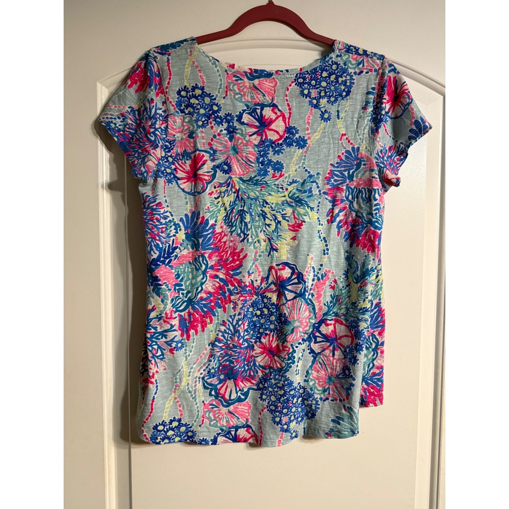 Lilly Pulitzer Etta V-Neck Top Medium Blue Pink Floral Slub Tee Tropical Preppy - Picture 4 of 6